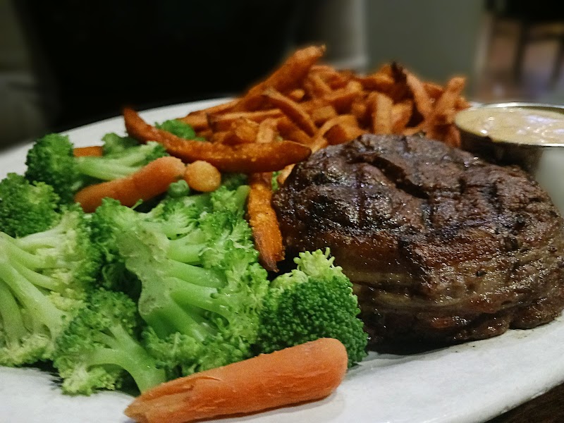 The Beehive Pub & Grill - photo 4