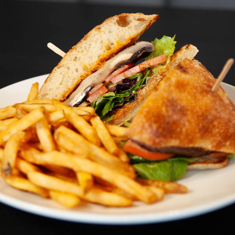 Louie's On 2nd - photo 4