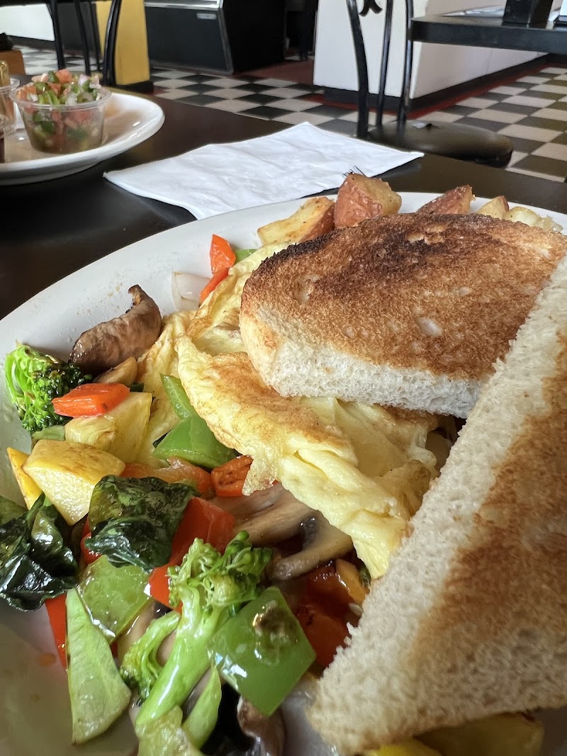 Toni's Courtyard Café - photo 4