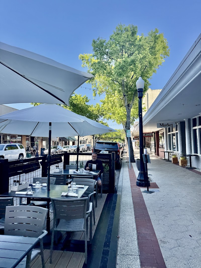 Frescos Southern Kitchen & Bar - photo 4