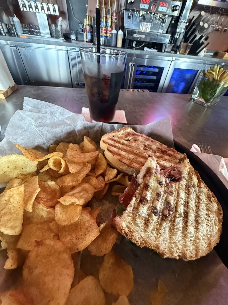 Ally's Bistro - photo 4