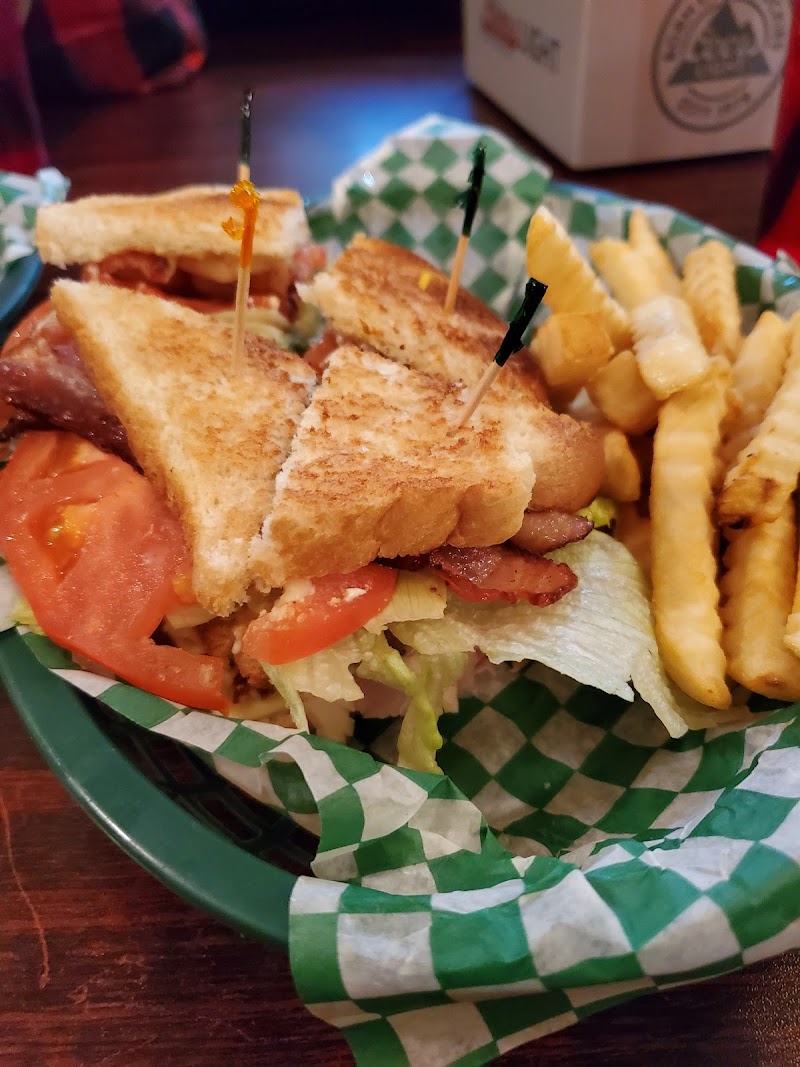 Mel's Sportspage Bar & Snickers Pizza Shop - photo 2