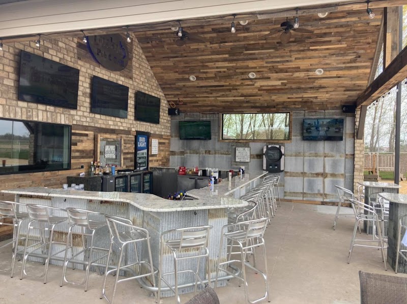 Lucky's Pub and Grill - photo 3
