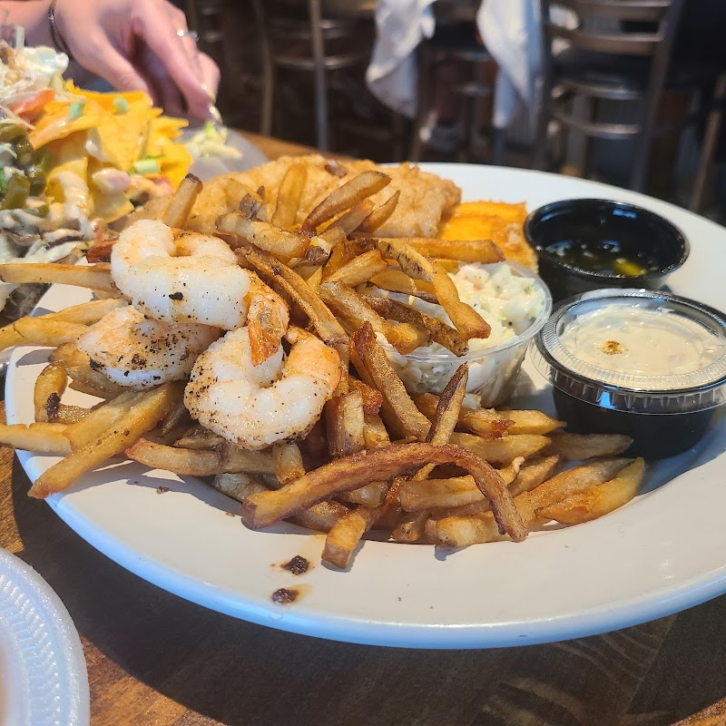 Outboards Bar & Grill - photo 5