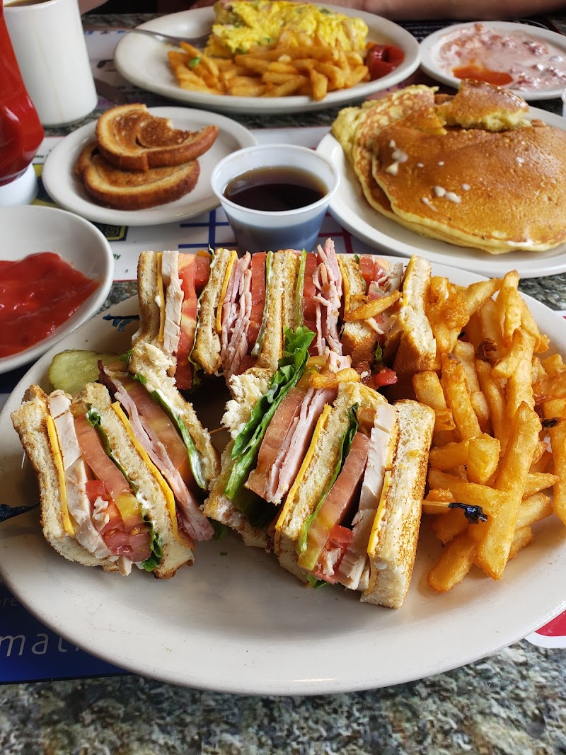 Holiday's Restaurant - photo 3