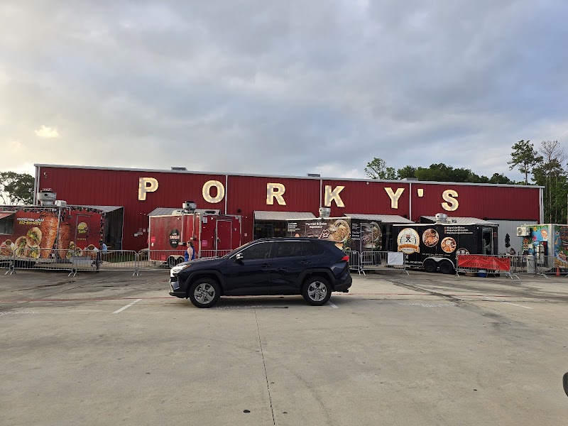 Porky's Backyard Food Truck Park - photo 5
