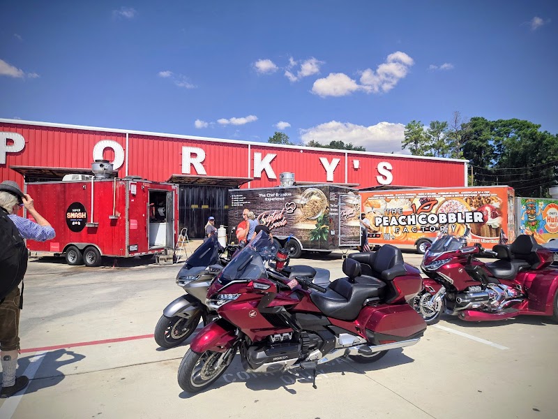 Porky's Backyard Food Truck Park - photo 4